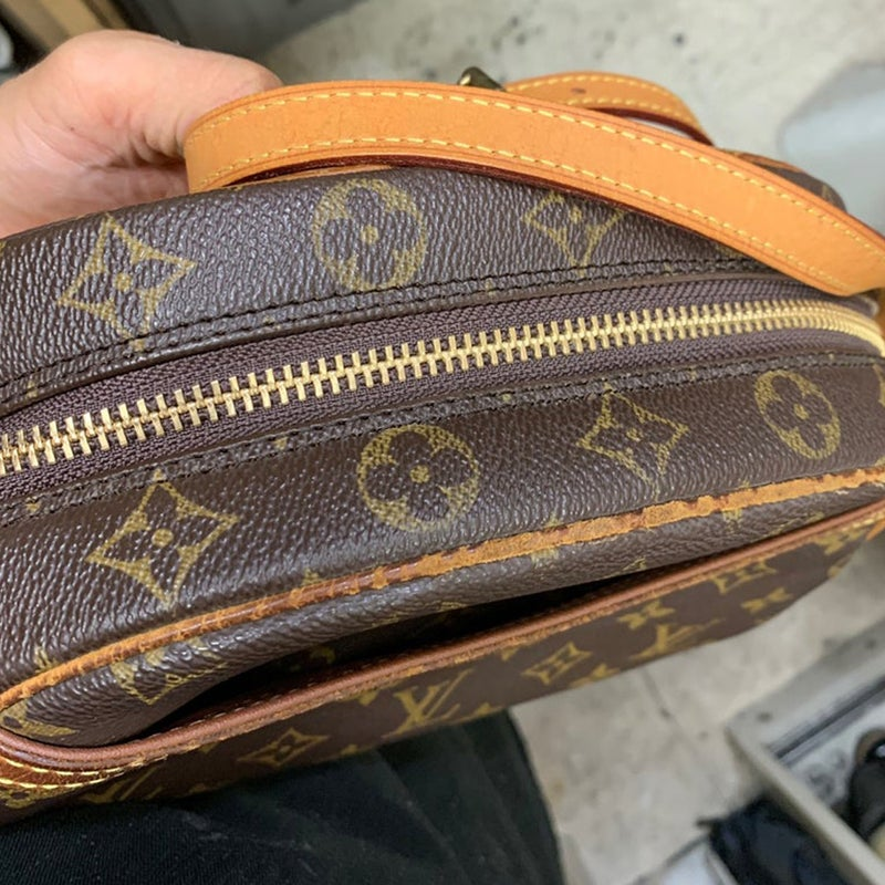 カバン・バック修理例としてルイヴィトン（LOUIS VUITTON）鞄バッグの破れてしまったファスナー箇所の修理交換前の状態を別角度から撮影